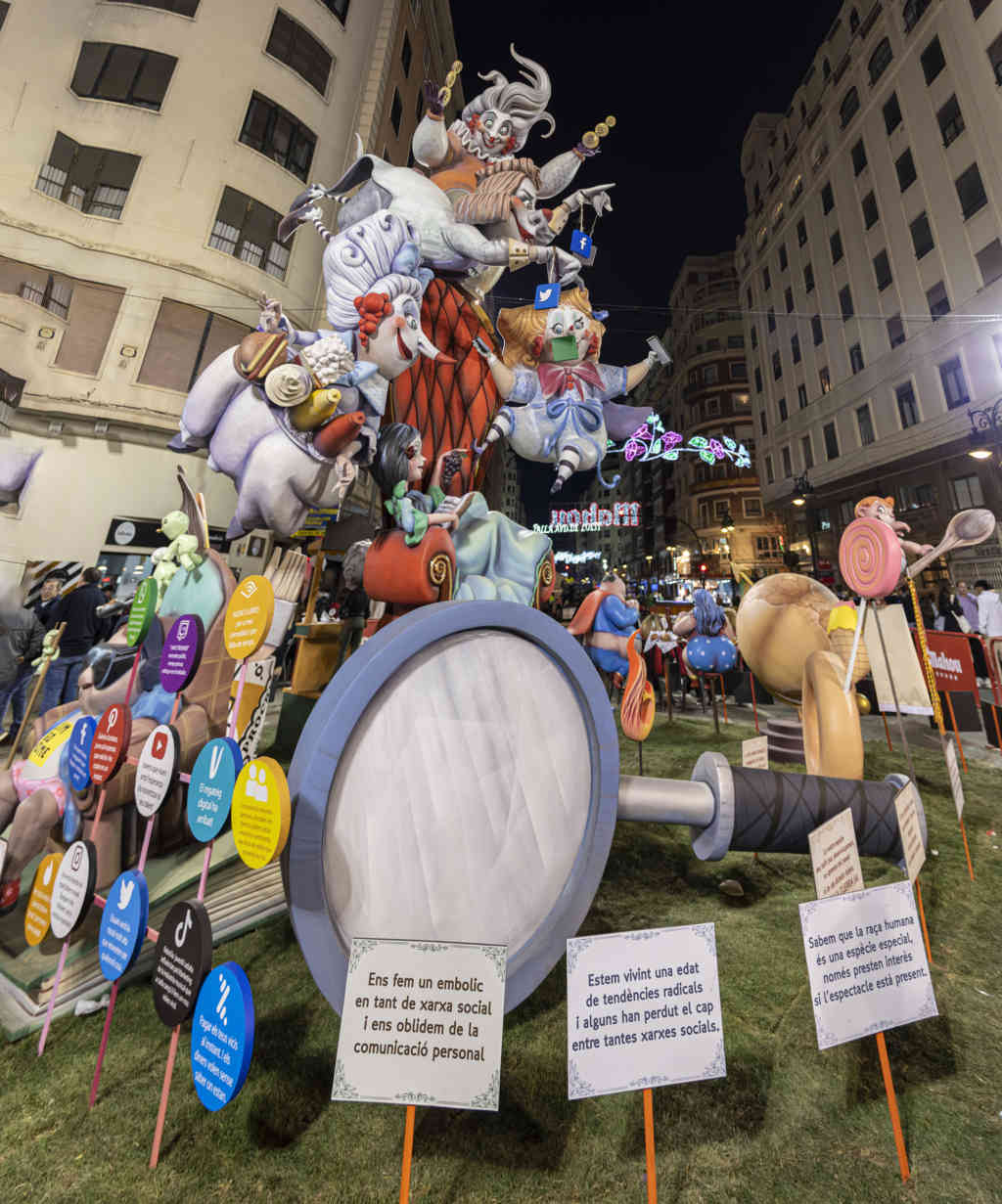 Valencia - fallas 2023 - falla Linterna-Na Robella-Barón de Cárcer - Temptacions 06.jpg